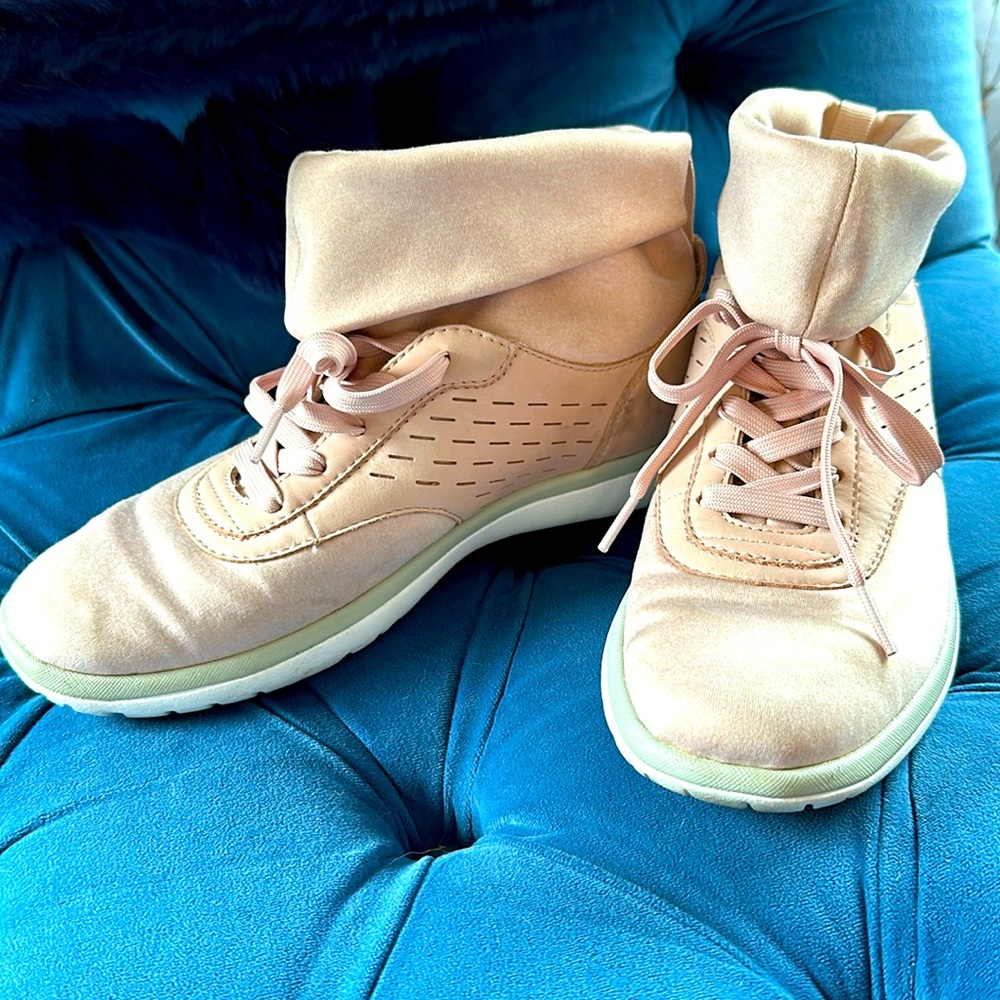 Women’s UGGS pink sneaker slip on shoe size 7